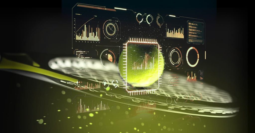 Una pelota de tenis mejorada digitalmente con superposiciones de análisis de datos, que se cierne sobre una raqueta de tenis y está rodeada de paneles de rendimiento futuristas.