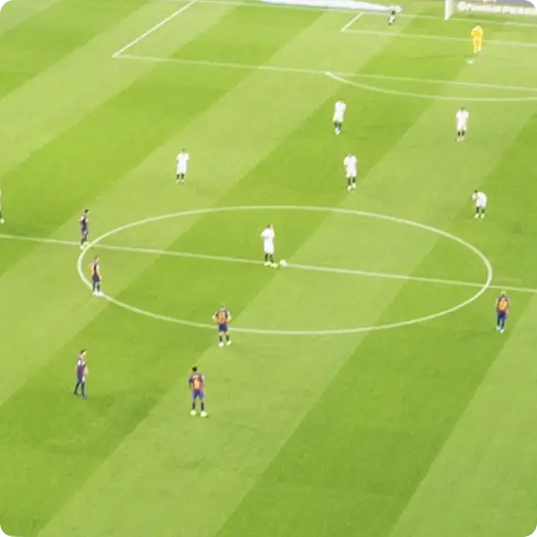 중앙 서클 주변에 선수들이 배치된 축구 경기 킥오프의 항공 뷰
